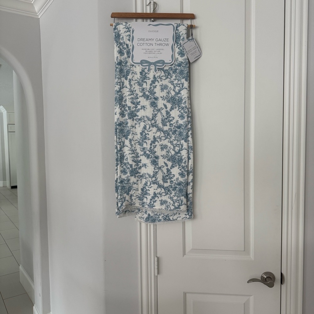 Envogue Cotton Gauze Throw in Blue and White